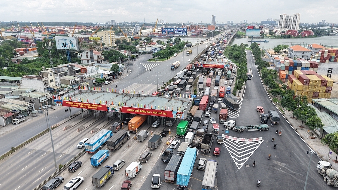 Cầu Đồng Nai ùn tắc kéo dài