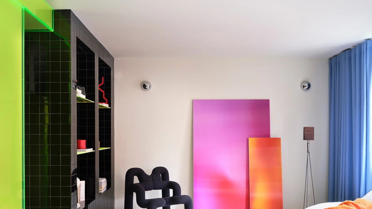 Căn hộ 120 m2 được thiết kế như chuỗi "sân khấu" màu sắc