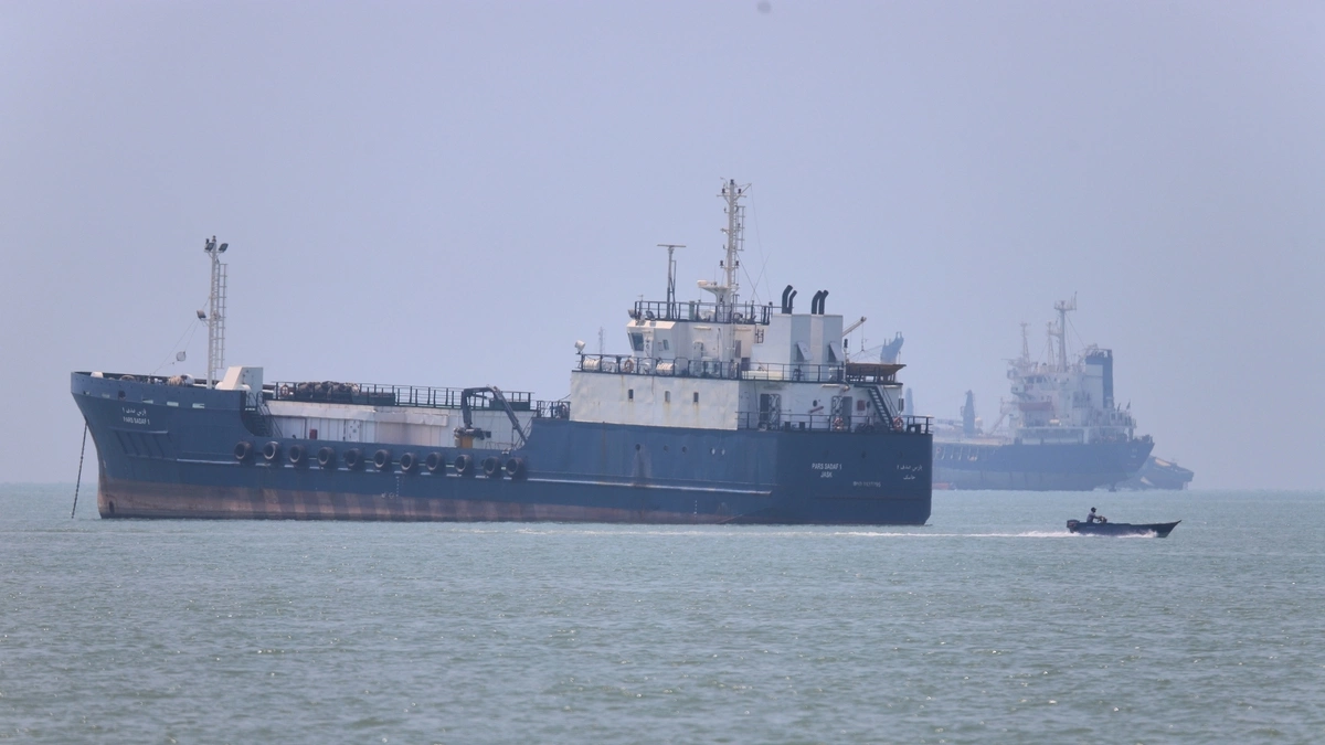 Oman - Iran có thể hợp tác thu phí ở Hormuz thế nào