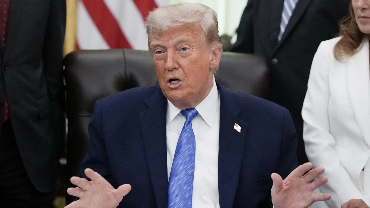 Ông Trump: 'Iran đảm bảo không thu phí ở Hormuz'