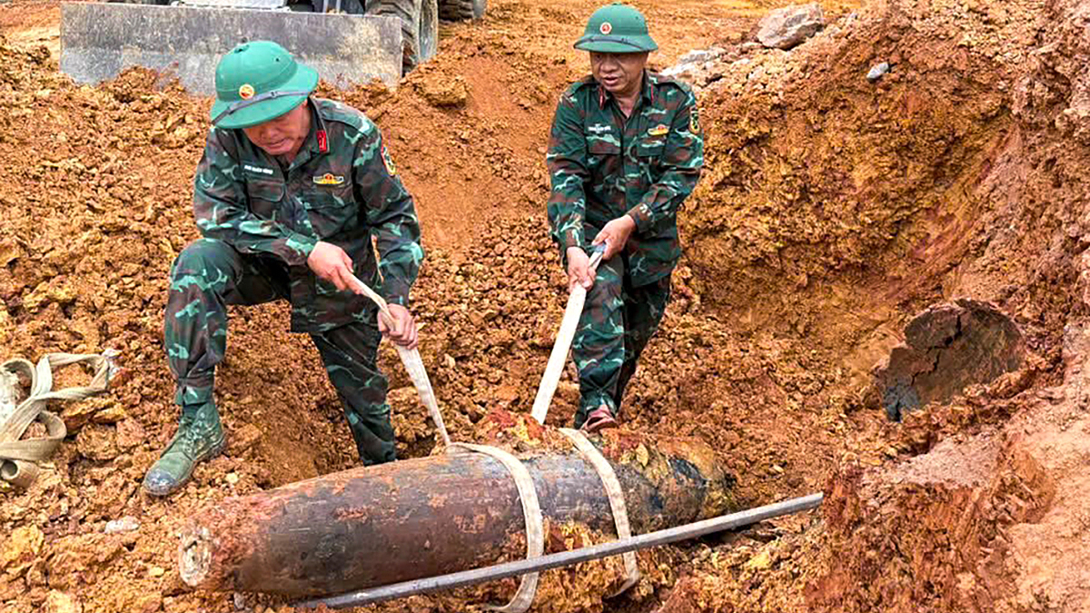 Phát hiện bom khi đào móng xây trường học