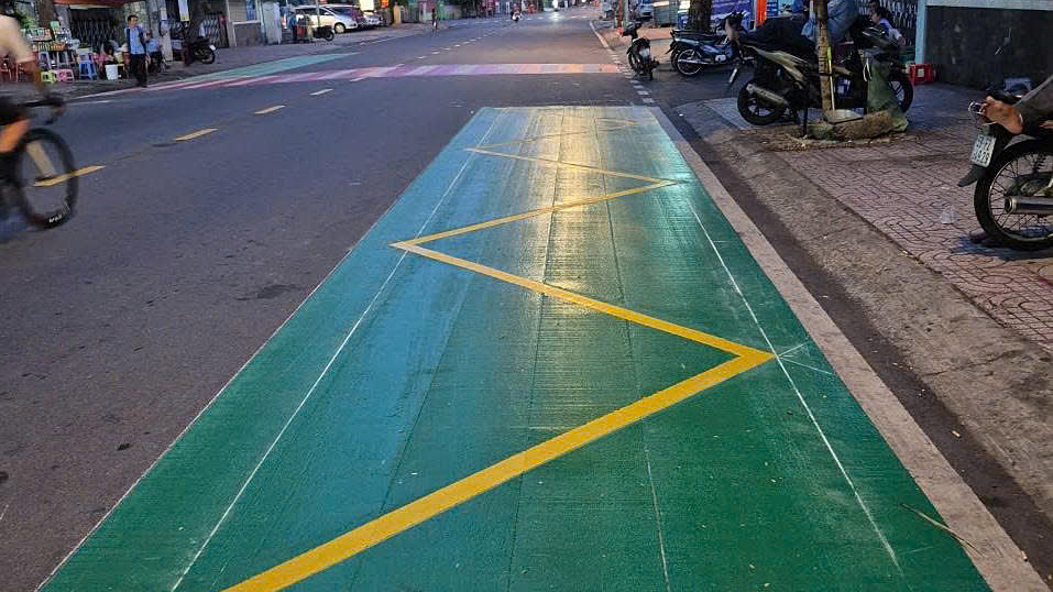 TP HCM sơn phản quang màu xanh tại điểm dừng xe buýt
