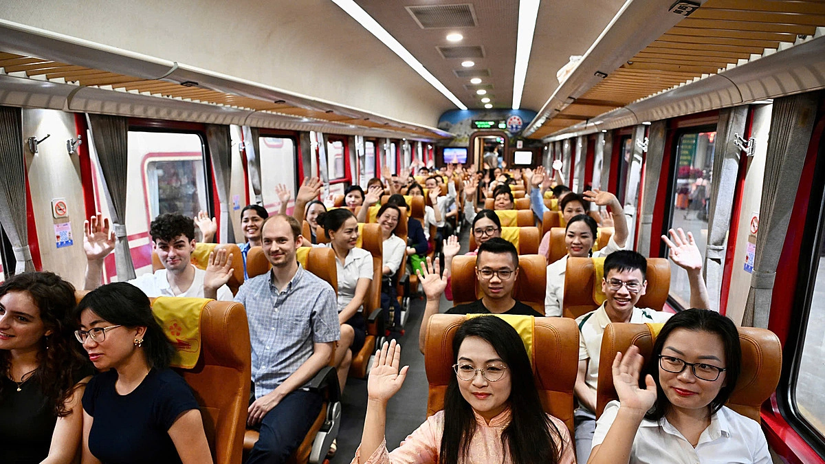 Ngày đầu y bác sĩ Bạch Mai đi làm bằng tàu hỏa