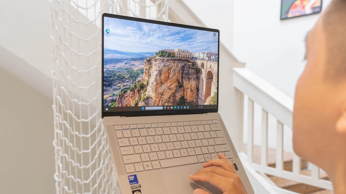 ExpertBook Ultra - laptop siêu bền giá từ 68 triệu đồng