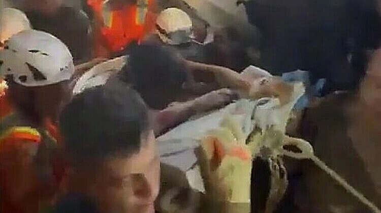 Khoảnh khắc giải cứu người phụ nữ mắc kẹt hai ngày trong động đất Venezuela