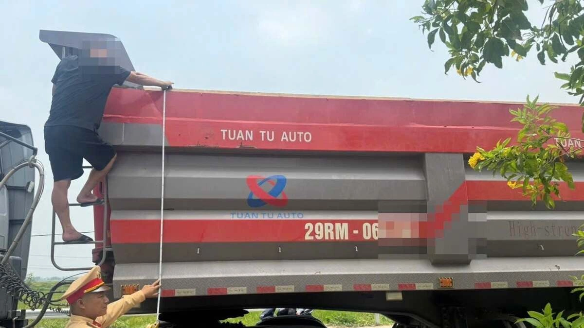 Xe đầu kéo cơi nới thùng tháo chạy trên quốc lộ 21B