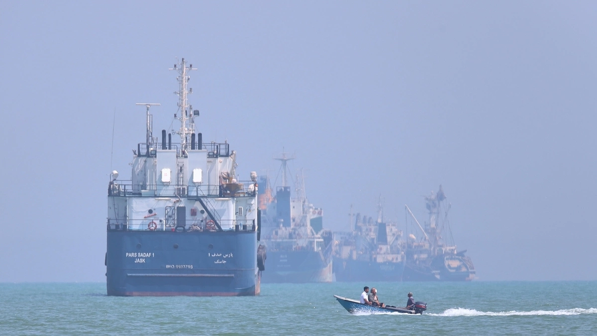 Mỹ tiếp tục không kích Iran
