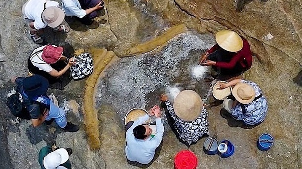 Nghề làm muối 2.000 năm trên đá ở Sa Huỳnh