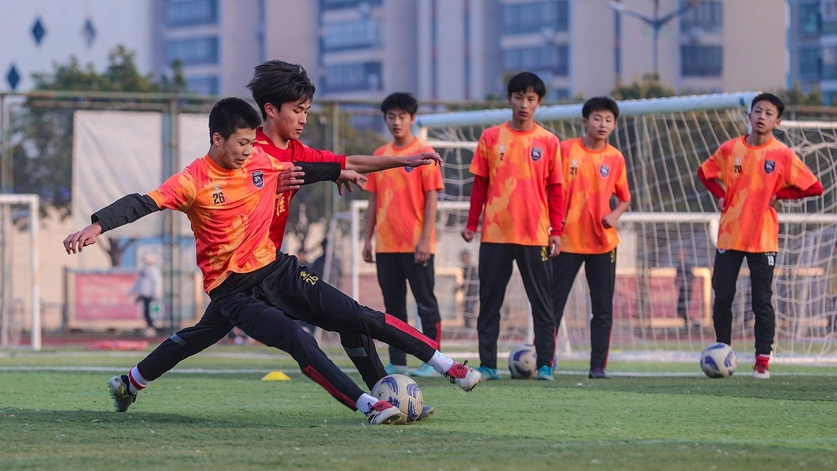 Lý do quốc gia tỷ dân khó tìm được 11 ngôi sao sân cỏ