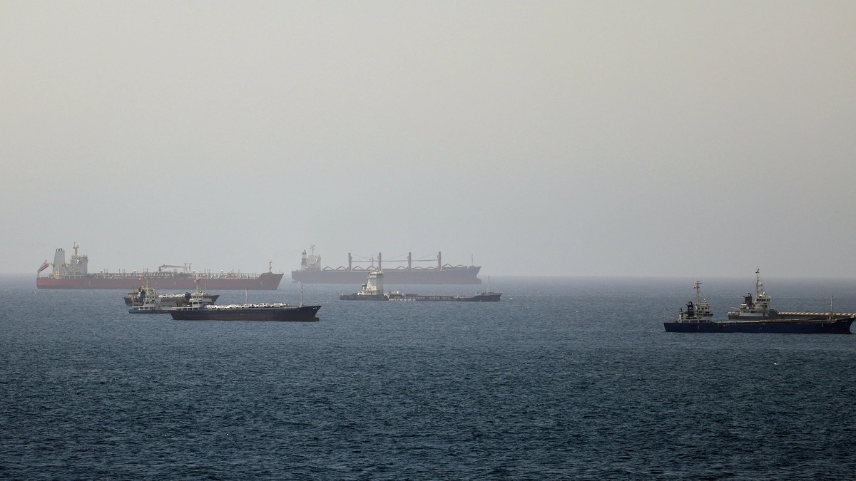 Số tàu qua Hormuz giảm mạnh sau các vụ tập kích