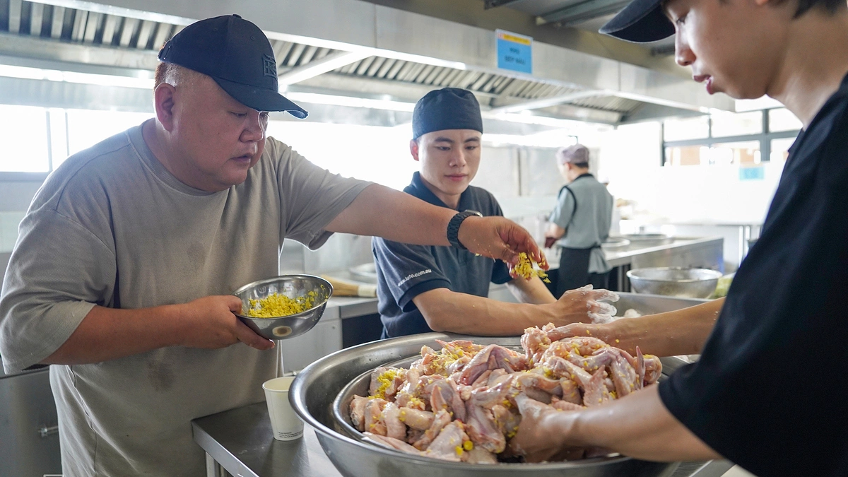 Đề xuất bỏ cảnh 'mâm cơm ba bộ quản lý'