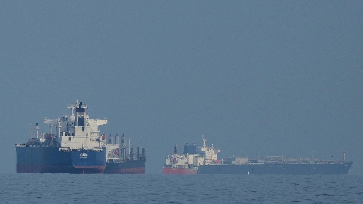 Iran phát hiện 'tàu hàng mắc cạn' tại Hormuz