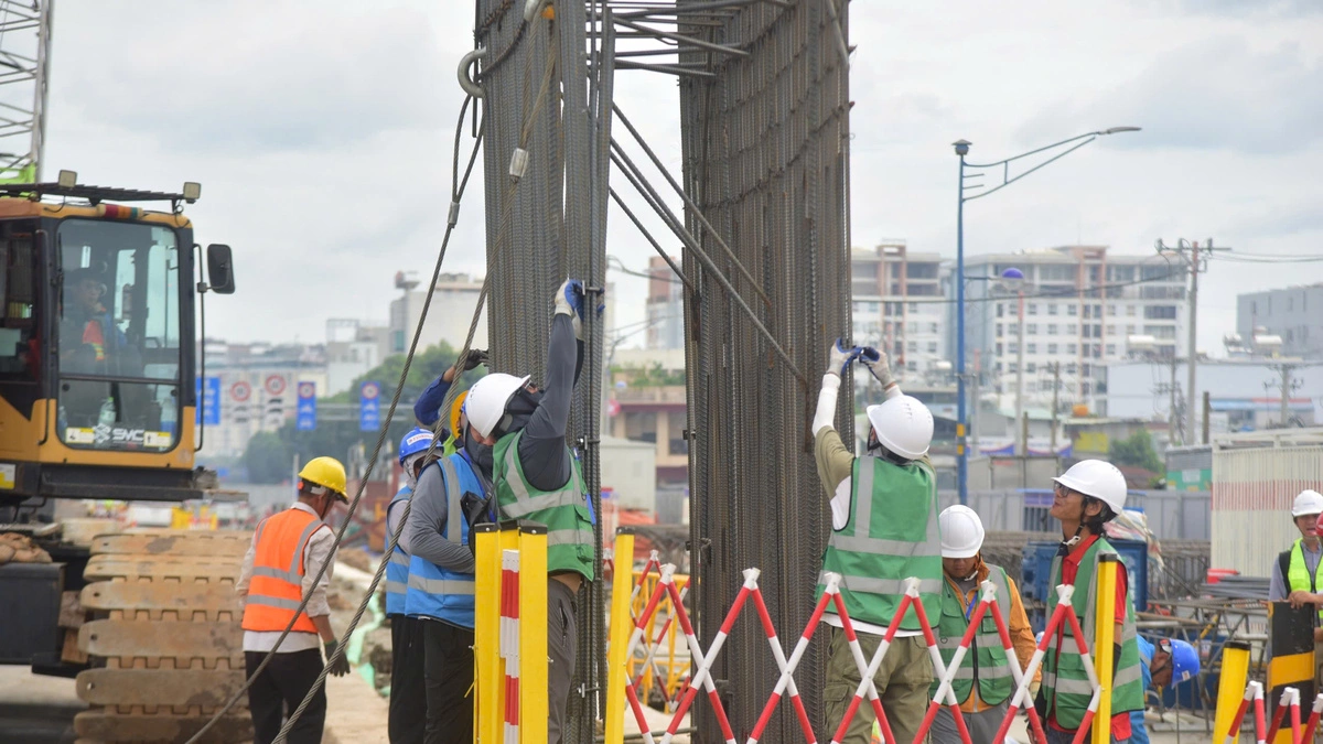 Thi công tường vây ga ngầm metro Bến Thành - Tham Lương