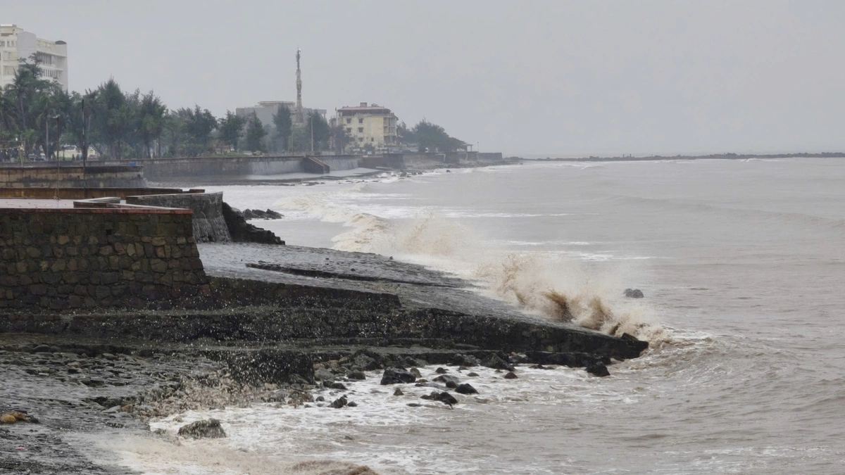 Bão Maysak đi qua vùng biển Bạch Long Vỹ