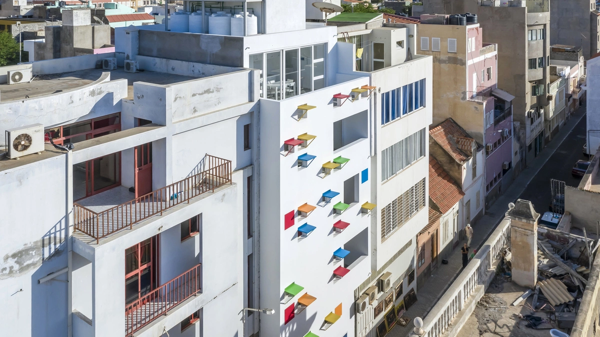 Ngôi nhà ở Cape Verde với mặt tiền như bảng màu vẽ
