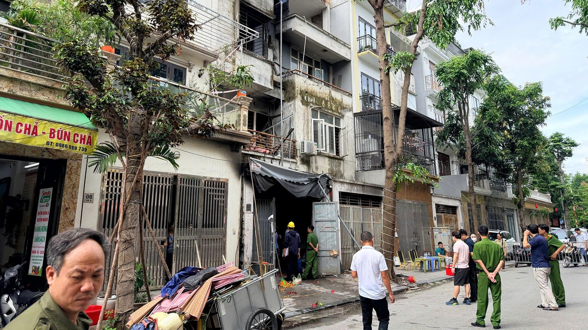 Ba nạn nhân vụ cháy nhà liền kề ở Hà Nội là bố con