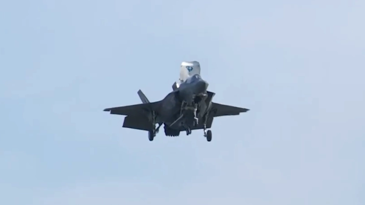 Tiêm kích F-35B Mỹ biểu diễn bay treo tại chỗ