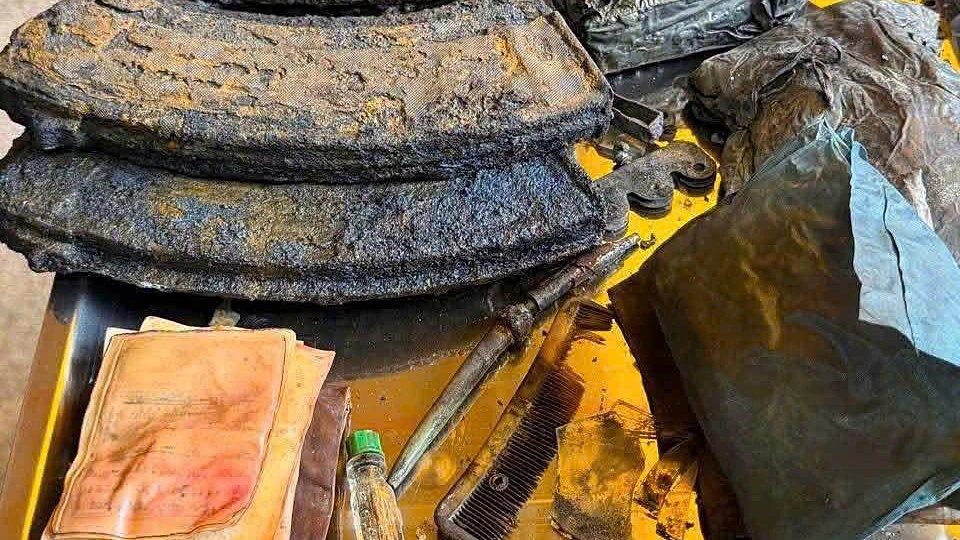 Di vật bên cạnh 9 hài cốt liệt sĩ ở công viên Lê Thị Riêng