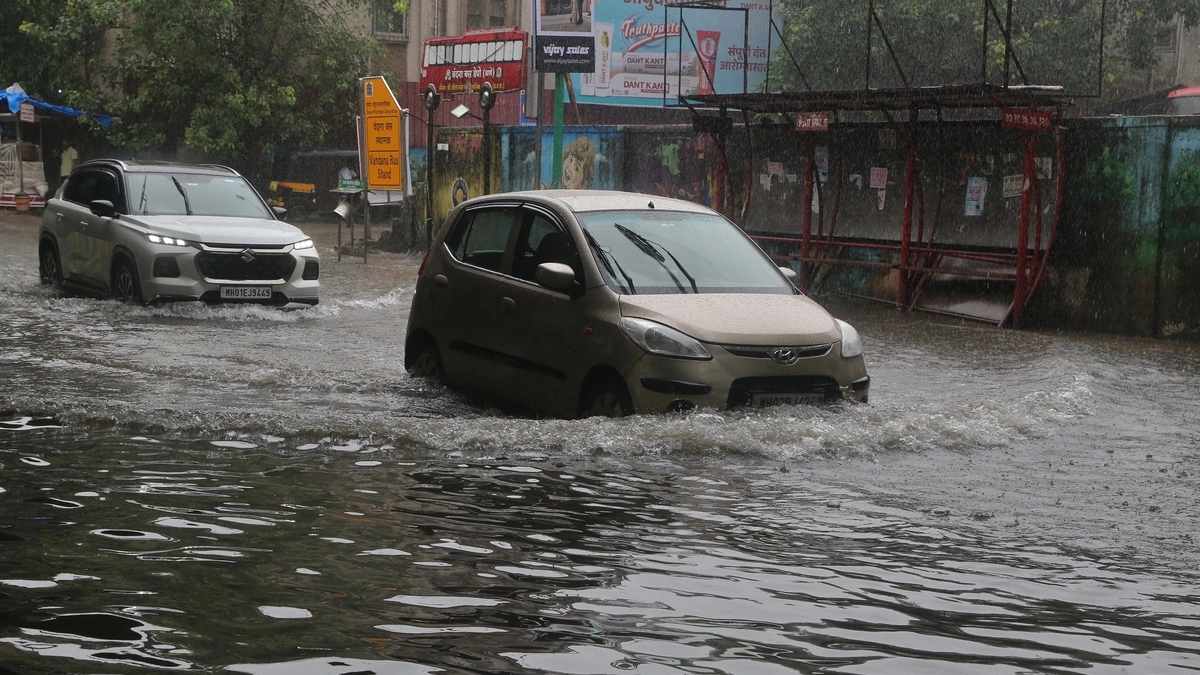 Đường phố Mumbai tê liệt vì mưa lũ