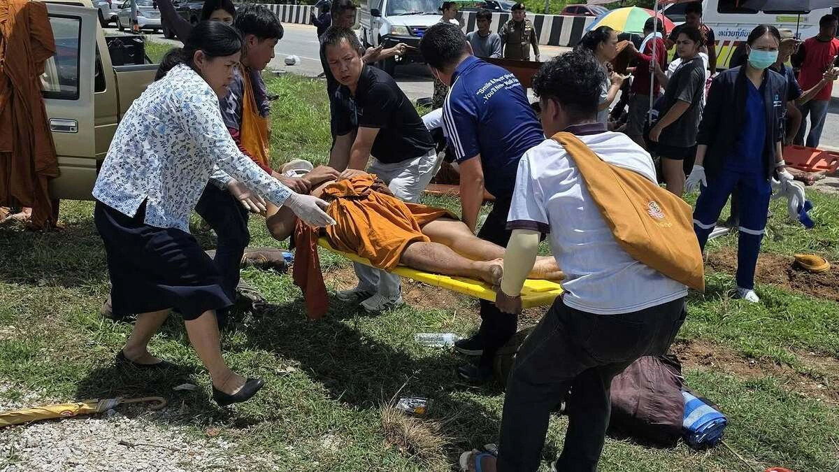 Y tá 'bất chấp quy tắc' để cứu các nhà sư bị cậu bé tông xe