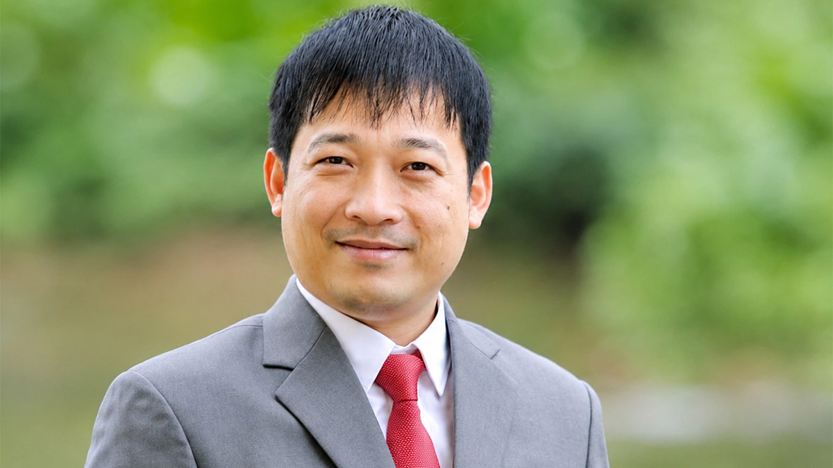 Solving the problem of 'businesses only come to universities during recruitment season'