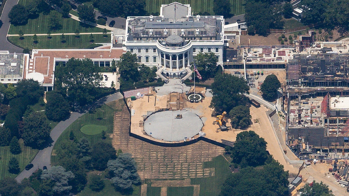 Ông Trump cho xây bãi đáp trực thăng bằng đá granite ở Nhà Trắng