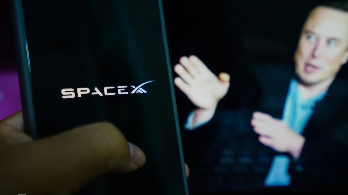 Musk đổi tên xAI thành SpaceXAI