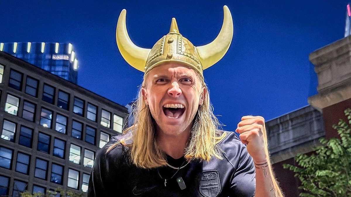 Người sáng tạo điệu chèo thuyền Viking gây bão ở World Cup