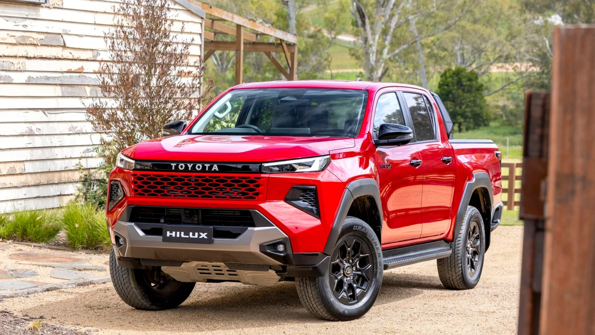 Vì sao Toyota Hilux 'làm ngơ' trước cơn sốt xe bán tải Hybrid cắm điện (PHEV)?