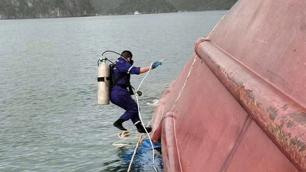 Tìm thấy một thi thể trong tàu hàng lật ở Vân Đồn
