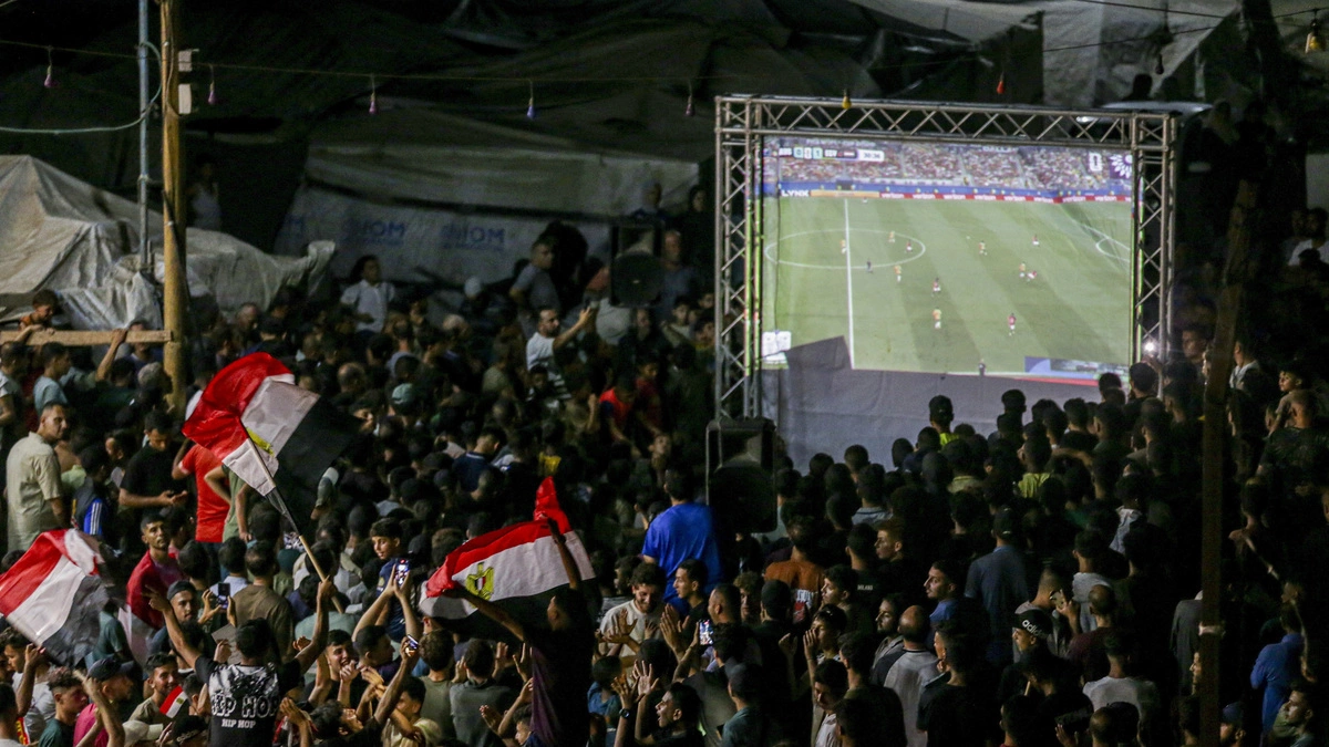 Người Gaza xem World Cup giữa đống đổ nát