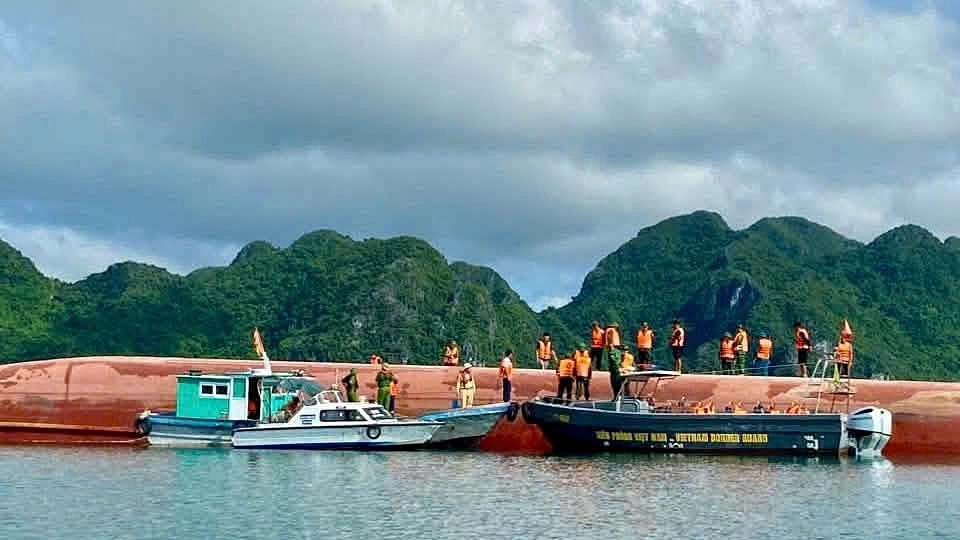 Lật tàu trên biển Vân Đồn, hai người mắc kẹt