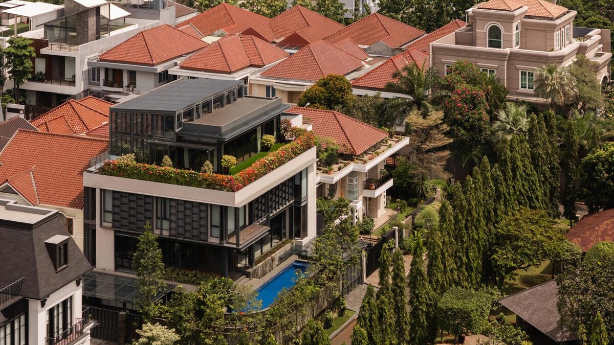 Nhà 991 m2 mở tầm nhìn xuyên qua ba lớp xanh