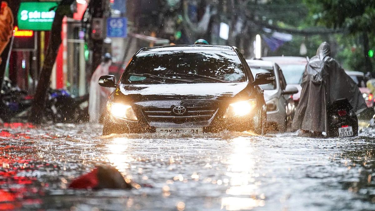 Nhiều phố Hà Nội ngập sâu, giao thông ùn tắc sau mưa lớn