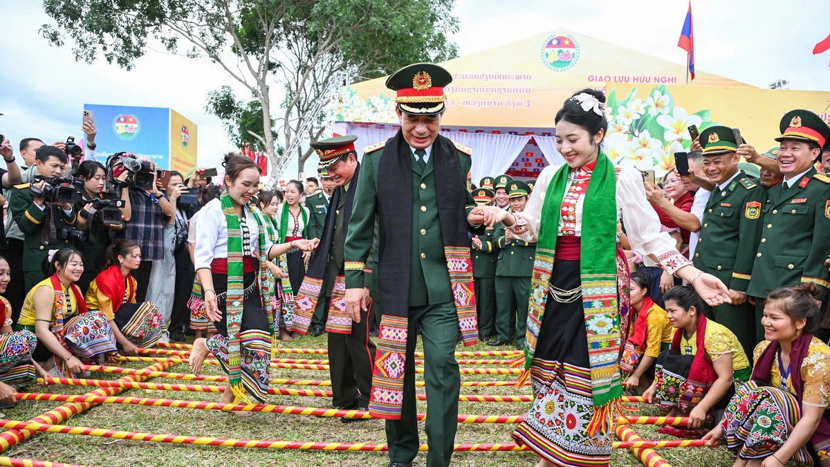 Đại tướng Phan Văn Giang nhảy sạp cùng đồng bào biên giới
