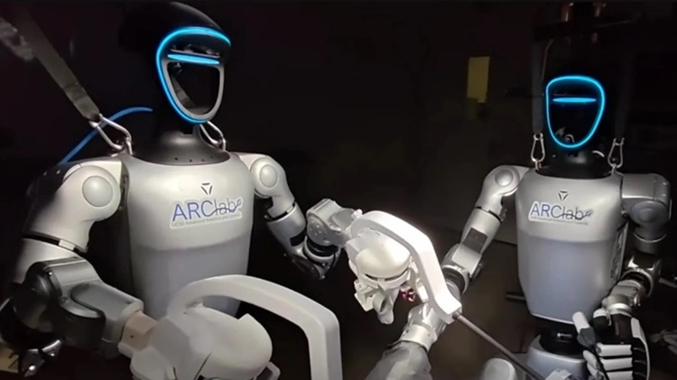Robot hình người Mỹ lần đầu thực hiện phẫu thuật