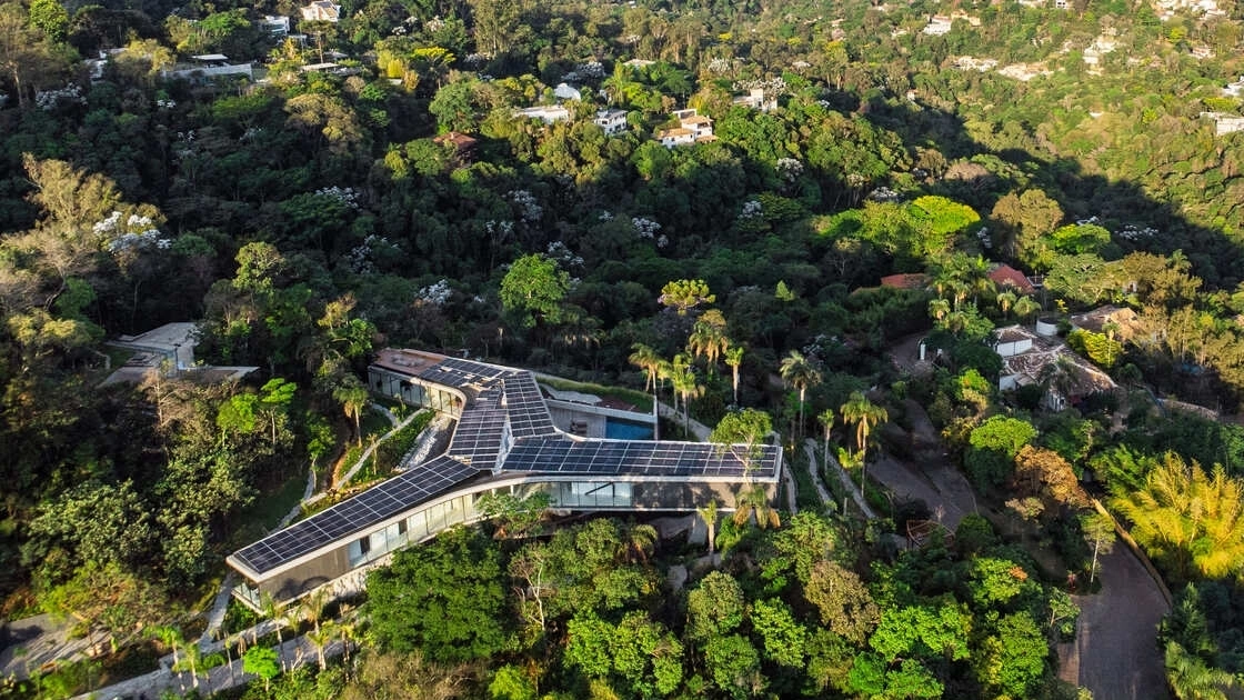 Biệt thự 1.800 m2 thiết kế "lơ lửng" giữa đồi núi