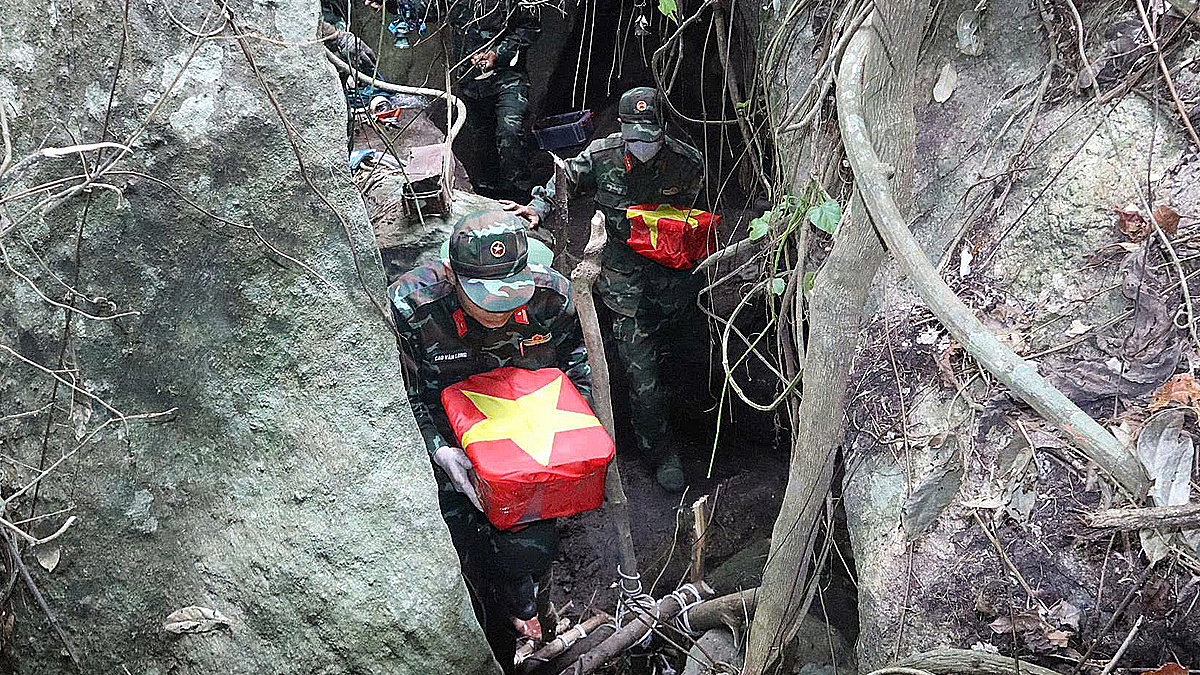 Tìm thấy 5 hài cốt liệt sĩ trong hang Đá Sập