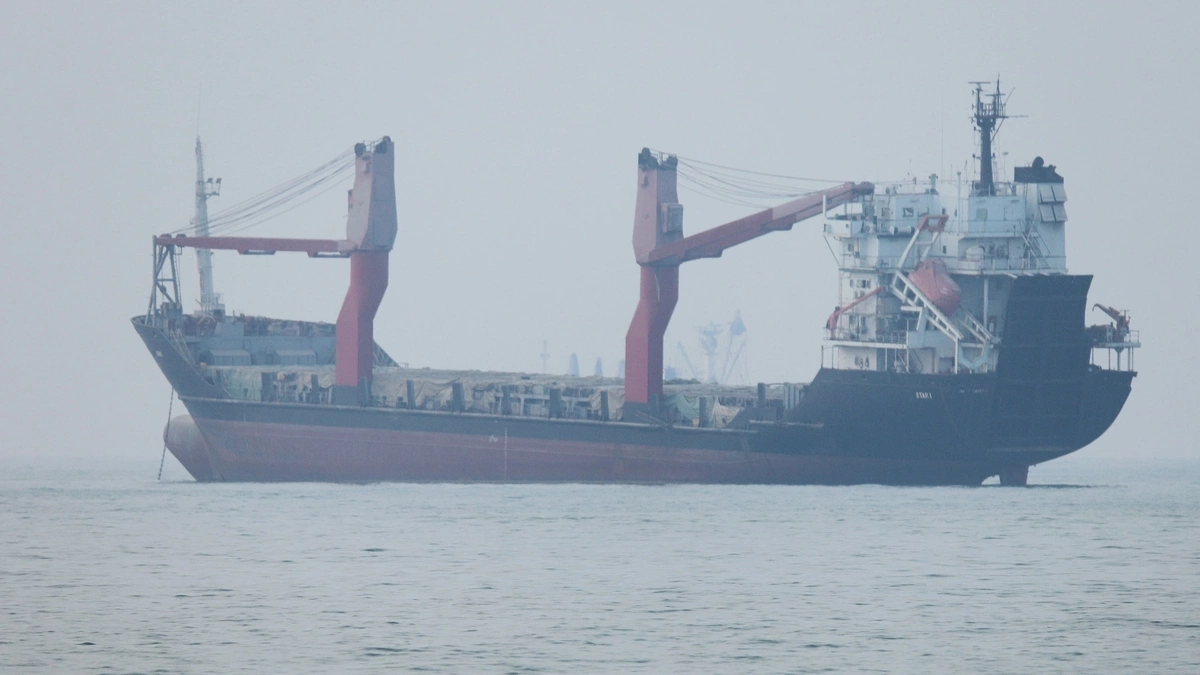 Iran 'bắn cảnh cáo' hai tàu ở Hormuz