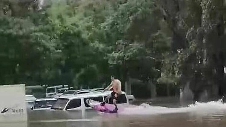 Người Trung Quốc bơi lội, lướt ván trên đường phố ngập lũ