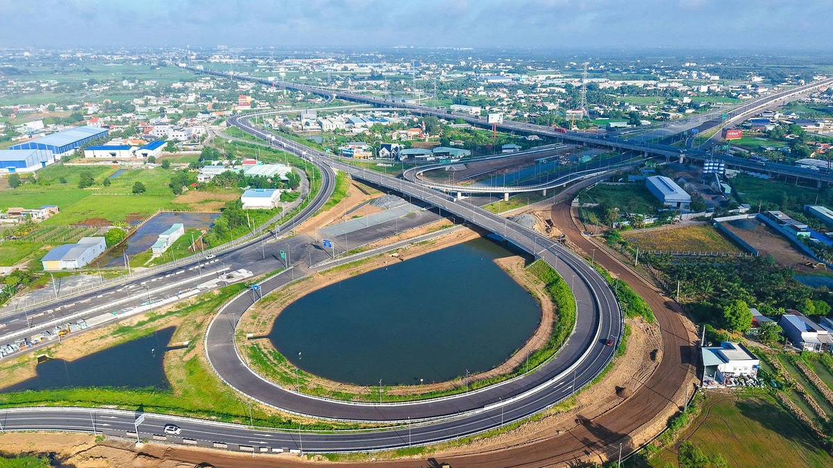Hạ tầng mở rộng không gian phát triển cửa ngõ phía Tây TP HCM