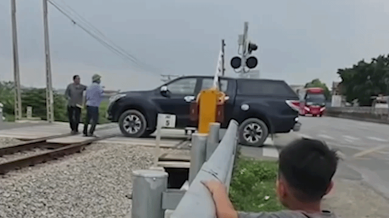 Tài xế định lái ôtô vượt gác chắn khi tàu sắp qua