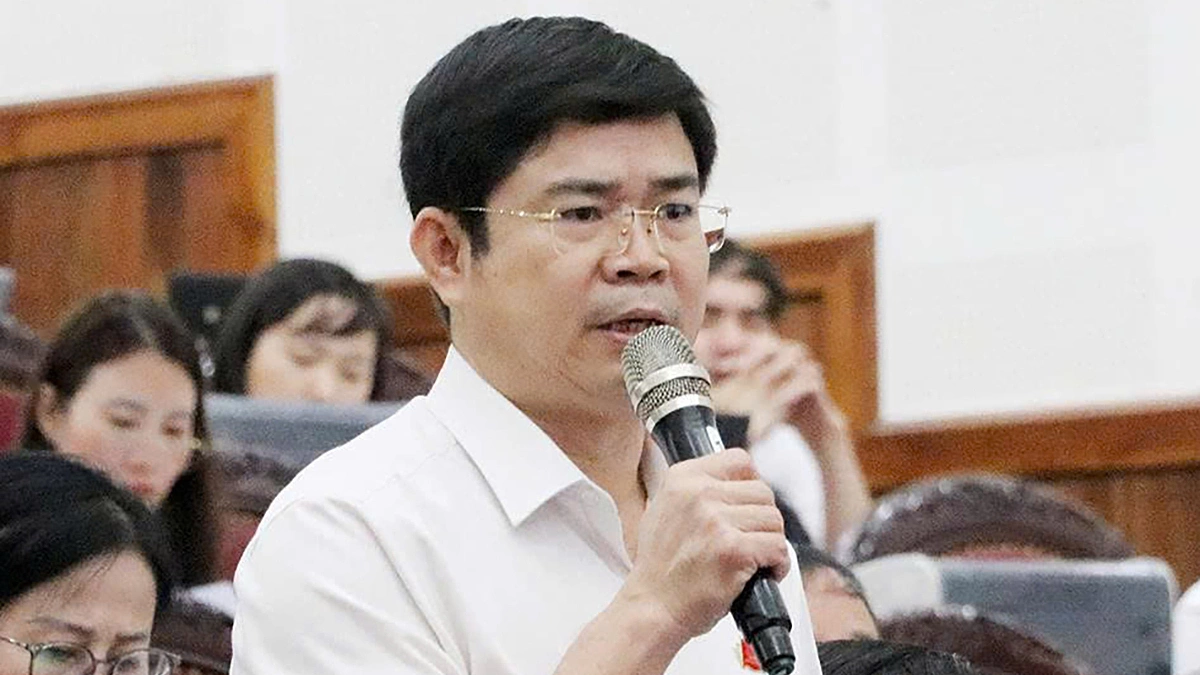 'Sổ đỏ người dân làm thì chậm, ủy quyền cho cò lại nhanh'