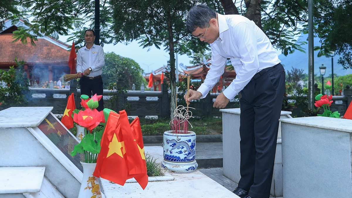 Thủ tướng dâng hương tại Nghĩa trang liệt sĩ quốc gia Vị Xuyên