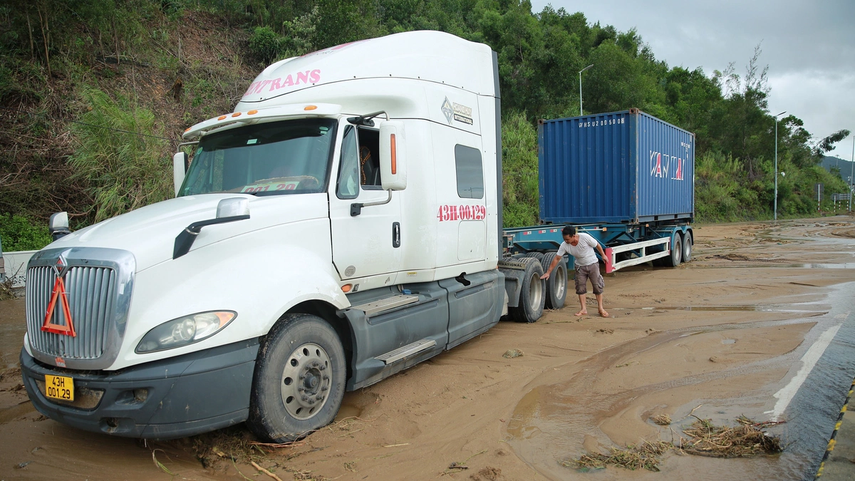 Đề xuất loạt giải pháp tháo gỡ tình trạng thiếu lái xe