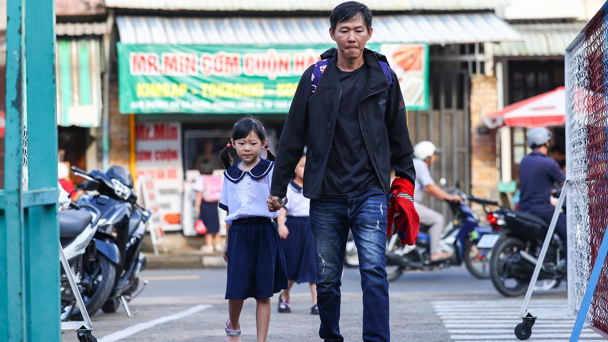 Bối rối vì con phải học xa nhà 10-12 km