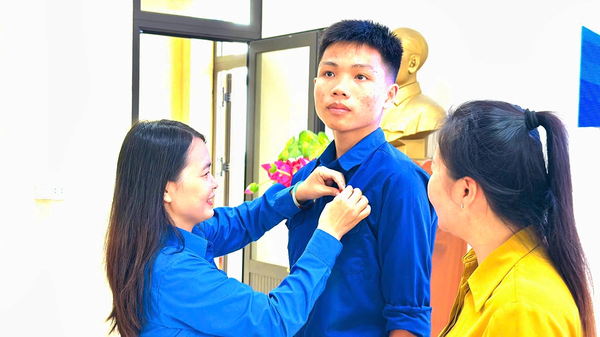 Nam sinh lao ra biển cứu người nhận huy hiệu Tuổi trẻ dũng cảm