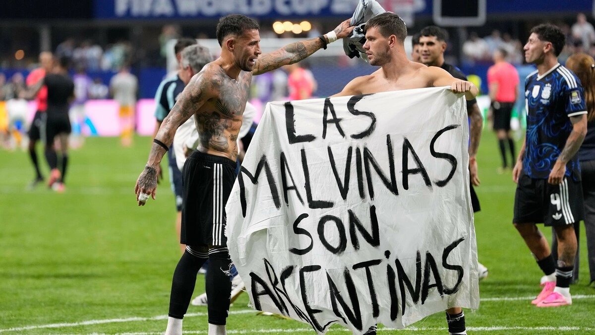 Anh kêu gọi FIFA điều tra tuyển Argentina về biểu ngữ Falkland