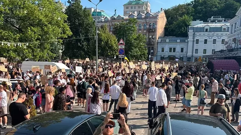 Người Ukraine biểu tình phản đối ông Zelensky miễn nhiệm Bộ trưởng Quốc phòng