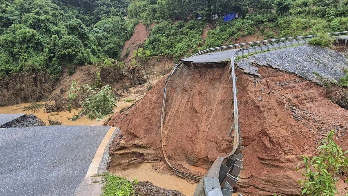 Quốc lộ 12 bị đứt nền đường, giao thông tê liệt